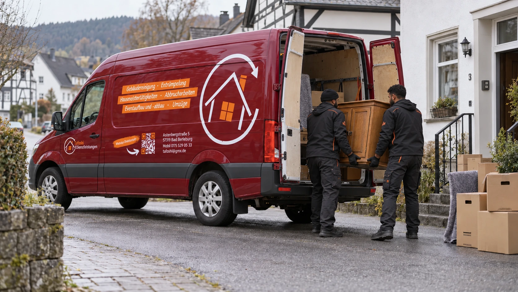 Tafoshi-Mitarbeiter verladen Möbel in den roten Firmenwagen